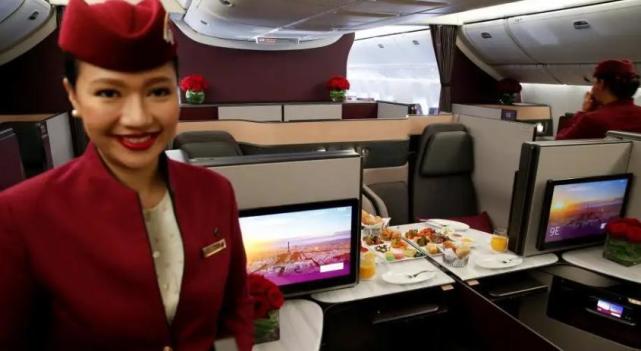 那绚烂的霓虹灯和和超级漂亮的空姐,让每一位卡塔尔航空的乘客都乐不