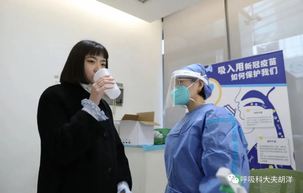 北京两例新冠肺炎患者转重症，高龄老人打加强针很重要！广州机场有几个