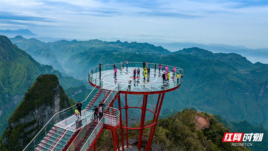 来张家界,总要赴一场七星山浪漫之约吧,走上海拔1520米的天空之眼玻璃
