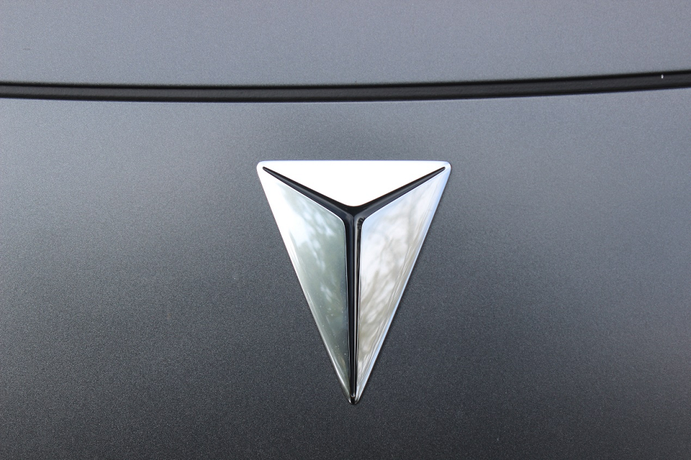 例如它的倒三角结构的logo,花瓣形日行灯以及和尾灯集成化的一体悬浮