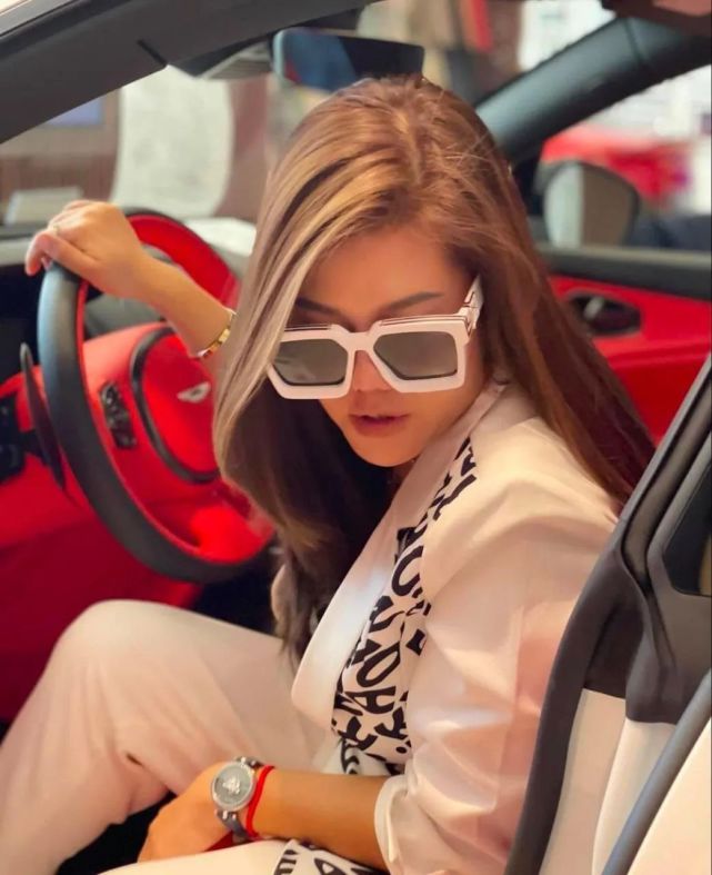 经常在网上炫富的女富婆,因负债被法院下令拘押