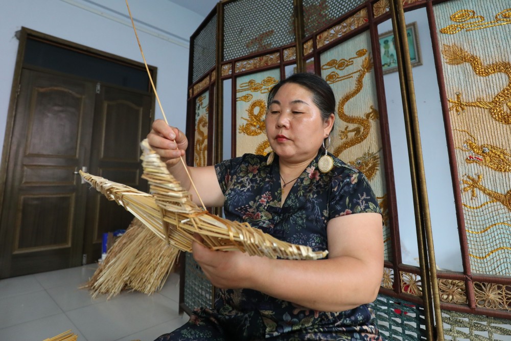 大名县:草编"指尖技艺"变身"指尖经济"_腾讯新闻