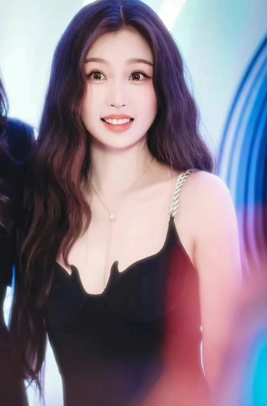 虞书欣黑色吊带裙美出圈,甜妹脸,御姐心,不到半年撑起95花_腾讯新闻