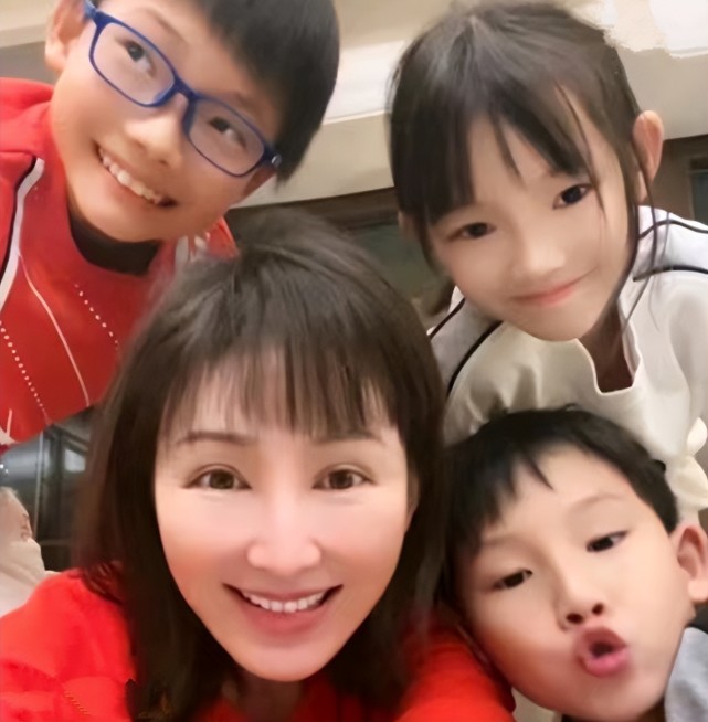 岳丽娜一家豪宅吃馄饨,大儿子脚踩座椅太豪迈,二女儿像爸郭靖宇