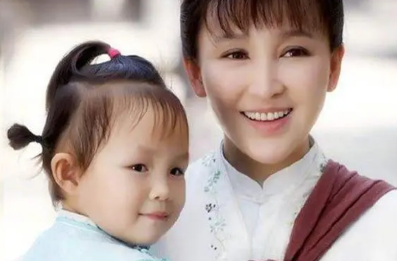 岳丽娜一家豪宅吃馄饨,大儿子脚踩座椅太豪迈,二女儿像爸郭靖宇_腾讯