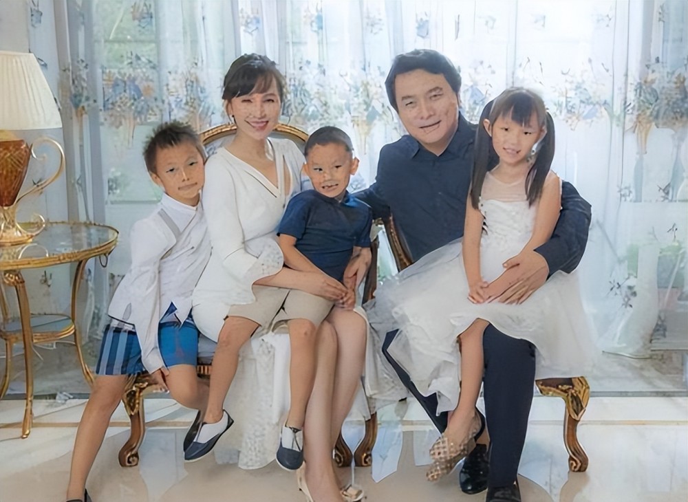 岳丽娜一家豪宅吃馄饨,大儿子脚踩座椅太豪迈,二女儿像爸郭靖宇_腾讯