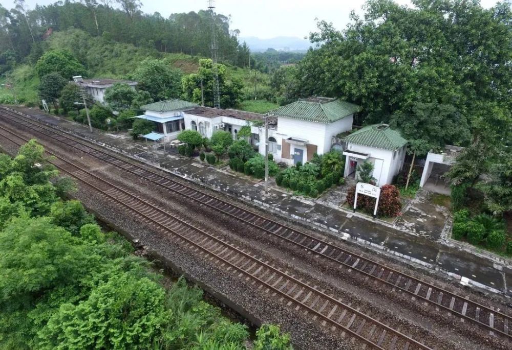 車崗站2009年10月20日,12時30分,一列旅客列車通過廣鐵集團三茂鐵路