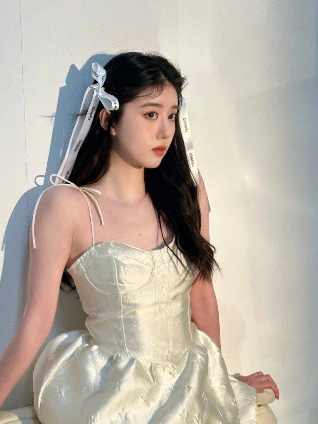 李凯馨气质可真甜美,穿白色吊带连衣裙清新甜美,俏皮可爱又活泼