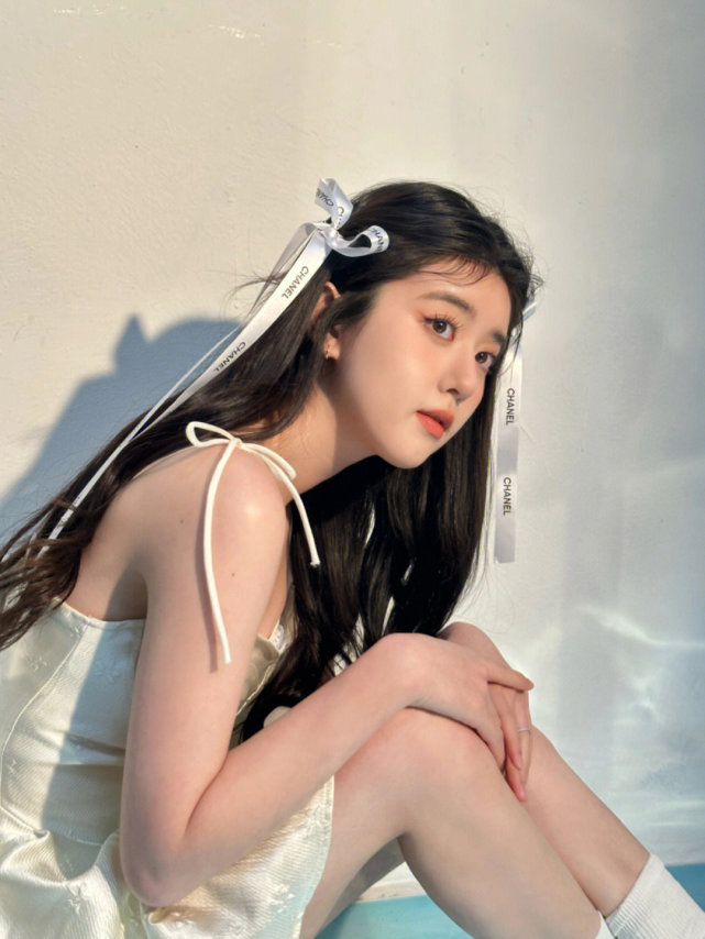 李凯馨气质可真甜美,穿白色吊带连衣裙清新甜美,俏皮可爱又活泼