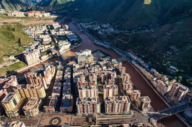 地区改设为地级昌都市,如今管辖着1个区10个县,大概有76万多的人口,95