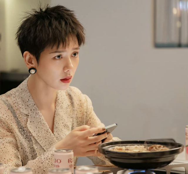 刘恺威新女友被骂拍视频秀恩爱却用杨幂成名曲网友骂其太茶