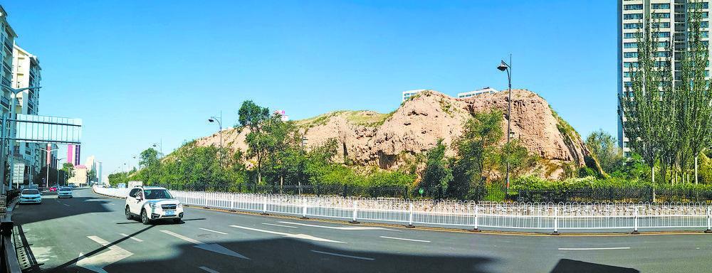 青唐城遗址城墙位于西宁市南门体育场南侧,长约300多米,古城墙南侧则