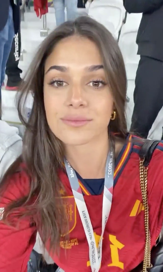 西班牙00后小将费兰-托雷斯双响后对看台比"s"示爱,他女友正是西班牙