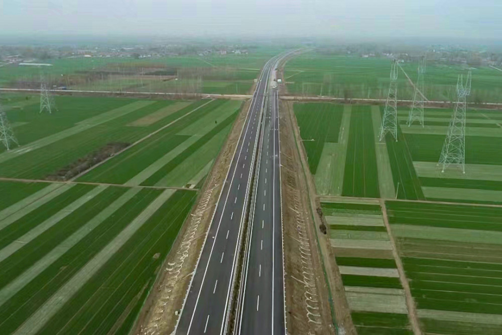 公路主线路面沥青摊铺全部完成,标志着濮新高速(菏泽段)正式进入通车