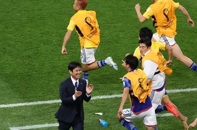 乌拉圭球员拥抱孙兴慜！有说有笑，中国球迷却不干了：韩国队太脏开言英语和流利说哪个好