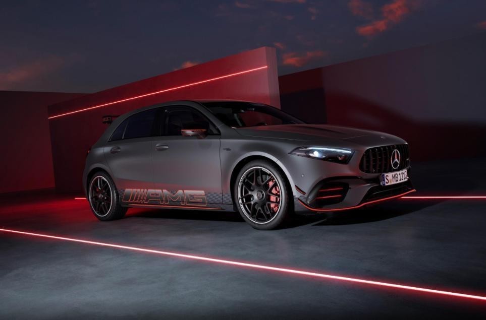 421匹马力3秒9破百,小钢炮终极形态:新款奔驰amg a 45 s来袭_腾讯新闻