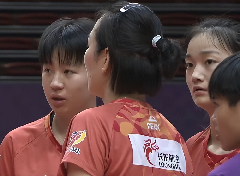 云南女排派出了刘梦雅,胡玉琴,张馨露,杨玛伊婷,娜塔莎,何捷,马逾雪的