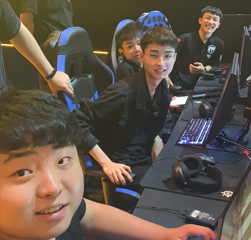 ifty教练暗示有好事发生,或去天霸与longskr会合,抑或重振旗鼓