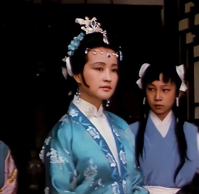 所以14岁那年,便被北影厂导演谢铁骊带入电影《红楼梦》剧组,站在