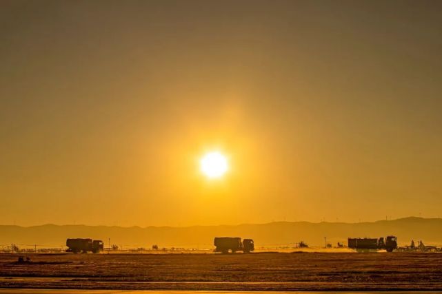 美图来袭战鹰迎着朝阳起飞