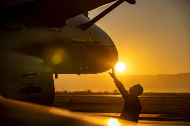 美图来袭战鹰迎着朝阳起飞