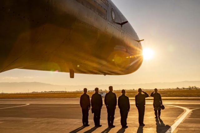 美图来袭战鹰迎着朝阳起飞