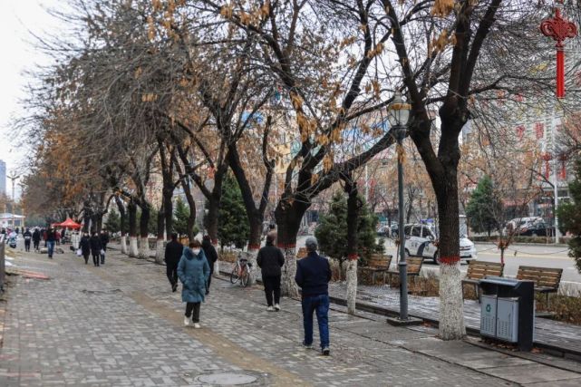 新源县城街道人来人往的群众.03新源县群众在购买婴幼儿用品.