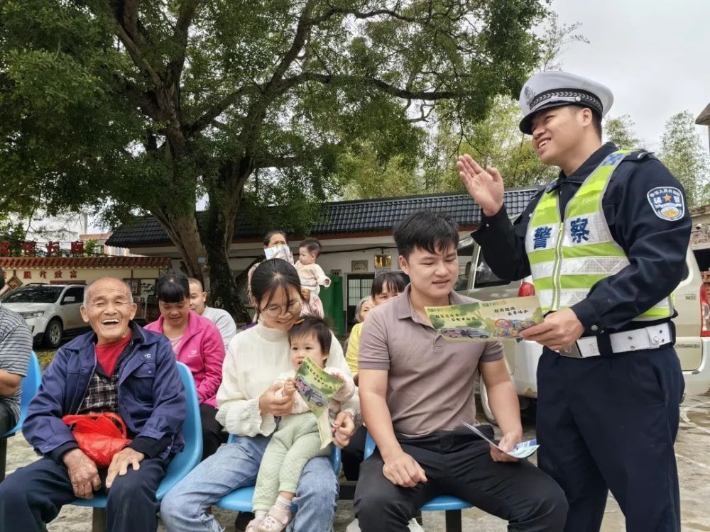 何晟铭推自行车图片（健身器材自行车叫什么） 何晟铭推自行车图片（健身东西
自行车叫什么）《何晟铭!》 自行车