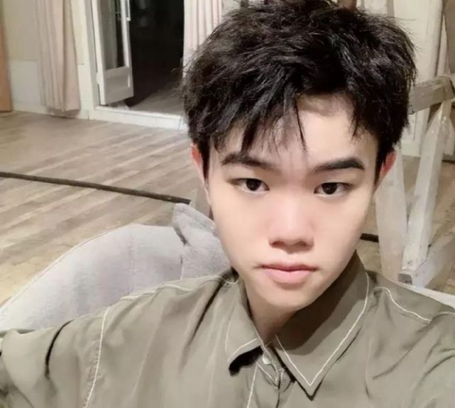 北慕再次撞车听安,为求稳直接开麦指挥,重新登上巅峰赛第一