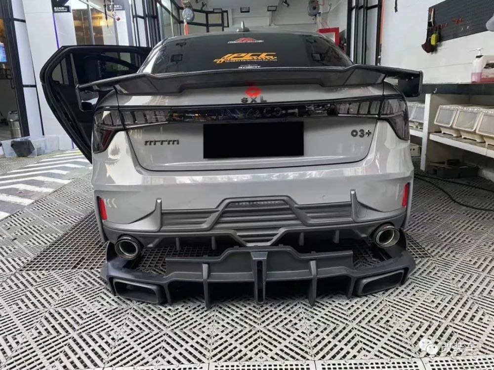 大尾翼 粉色车身的姿态风领克03,不知小姐姐们愿意上车不_腾讯新闻