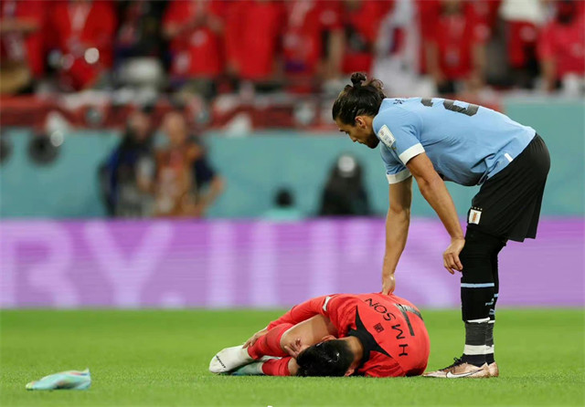 孙兴慜鞋被踢飞 球袜破洞,"韩国小动作"却上热搜