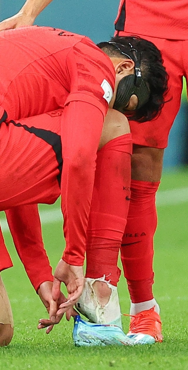 孙兴慜球袜被踩破露大洞!韩球迷怒了:输不起吗 为什么这么脏_腾讯新闻