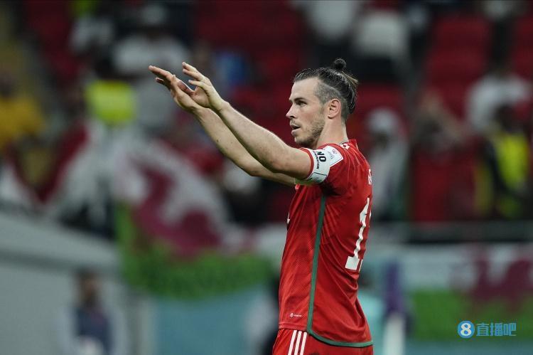 威尔士球迷贝尔和拉姆塞浪费了两件球衣佩奇只会抱他们大腿