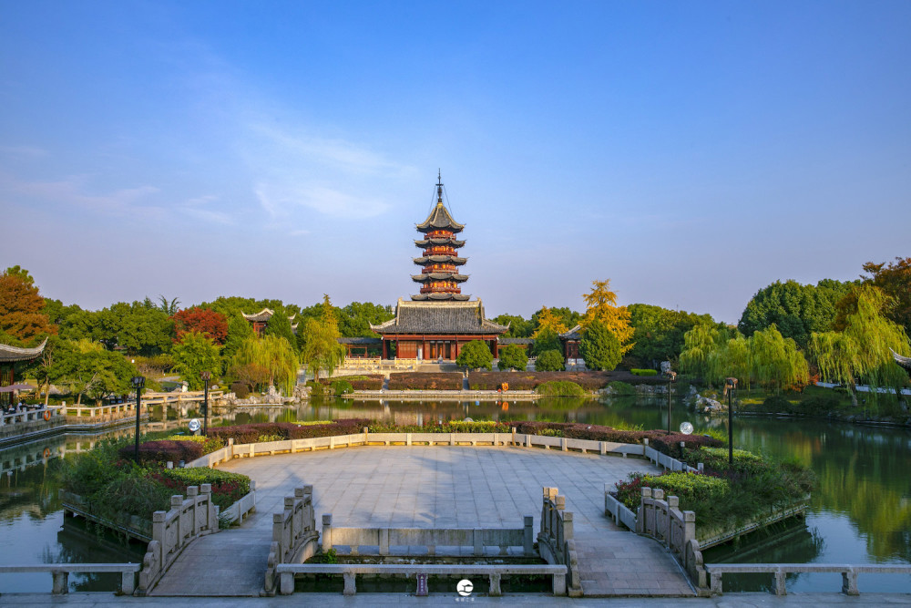 登上古塔看美景登上古塔看美景苏州盘门景区赏杏渐入佳境