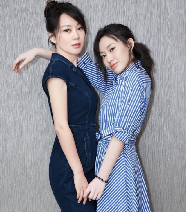 51岁闫妮近况曝光,与范明儿子聚会,打扮朴素接地气_腾讯新闻