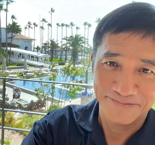 满头白发的周星驰,大叔感十足的梁朝伟_腾讯新闻