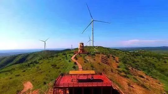 坐落于6万亩的草场之上的界头庙"风车小镇",将风电项目同旅游业发展