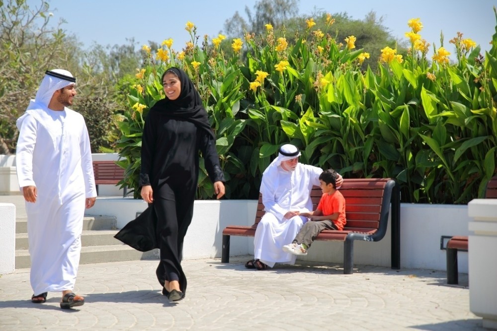 阿拉伯男人，为何都爱穿长袍，头上再顶着一块布？108源码论坛