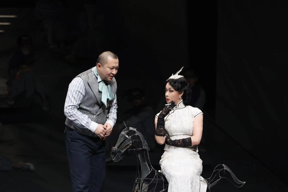 日出再临申城舞台金星90秒内切换不同角色