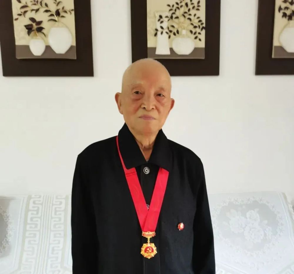 民警故事|侯建平:"选择了监狱事业,就选择了奉献"_腾讯新闻