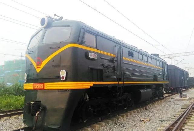 "哭脸"东风——早期型东风型内燃机车1983年7月20日13时左右,一列货物