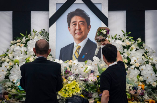 安倍刚遇刺后,日本民众还是比较同情这名前首相的,但当安倍与以及自民