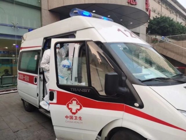 救护车准备出诊随着疫情防控形势越来越严峻,重医附一院院前急救任务