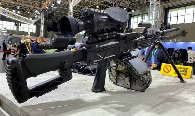 8mm弹匣,也就是原来的qjb201型轻机枪,是一种弹链/弹匣双路供弹系统的