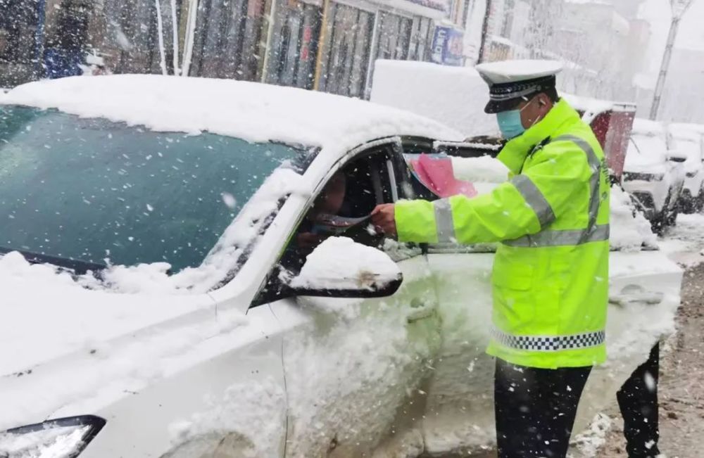 白山交警雪中执勤为民护航