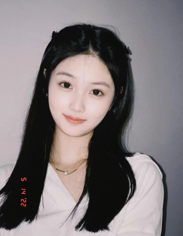 买超出轨女子身份疑曝光:21岁北电女学生甜美清纯,评论区已沦陷