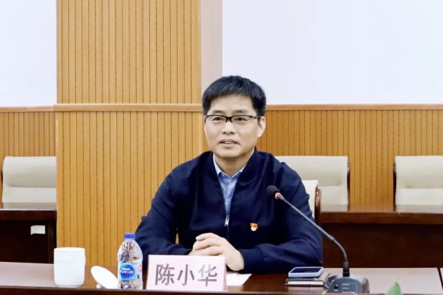 陈小华在汇报中介绍,近几年松江区不断推出增强职业教育吸引力的相关