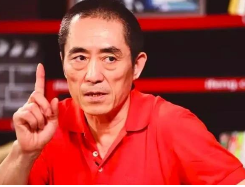 多名明星富豪被爆移民美国，张艺谋也在其内，网友：果不其然。董卿更是直言，为了孩子有更好的教育，才加入美籍