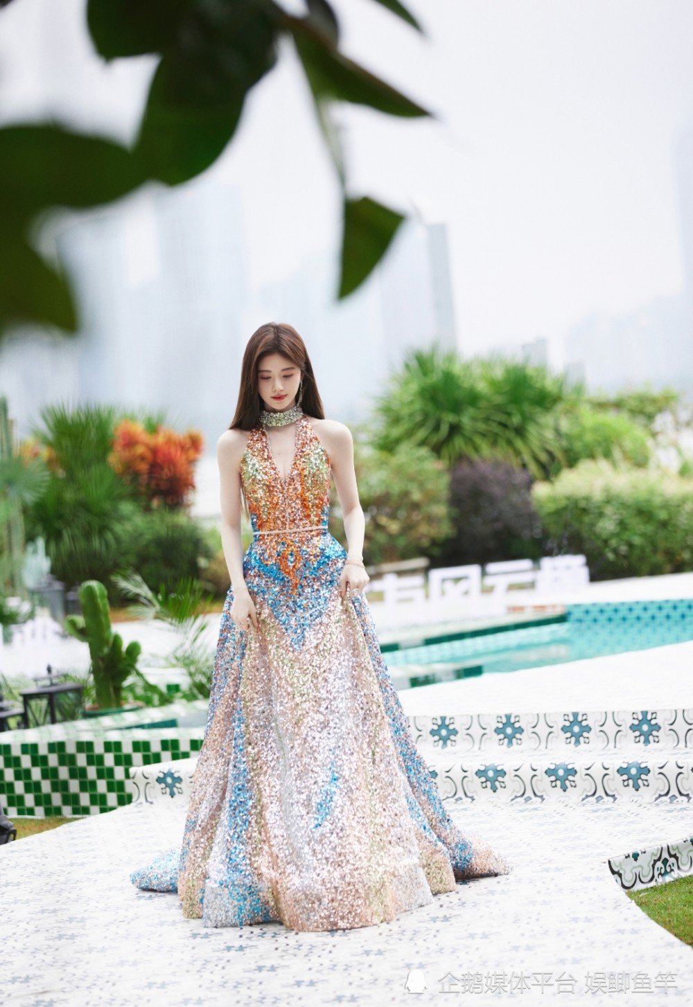 28岁鞠婧祎,红毯造型堪比ai,完美到无可挑剔!_腾讯新闻
