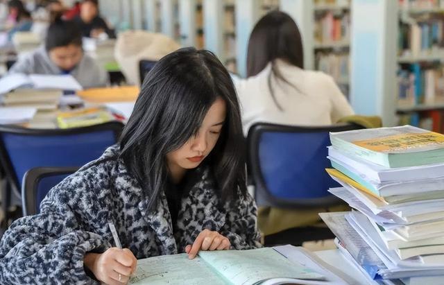 大学生们为了能争取到更大的考研上岸率,不惜起早贪黑地埋头苦学,考生